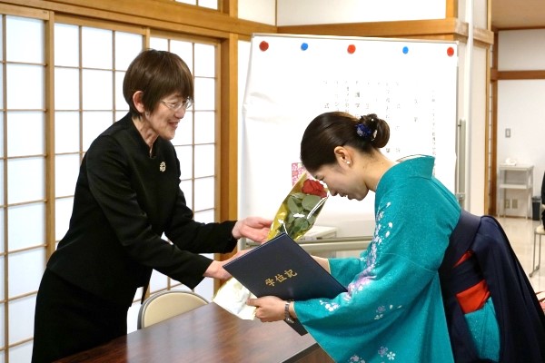 学位記と深紅の薔薇一輪の授与