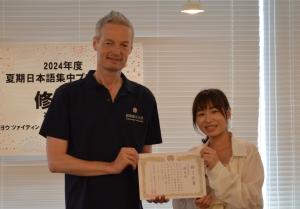 狩猟証書とともに楊さん