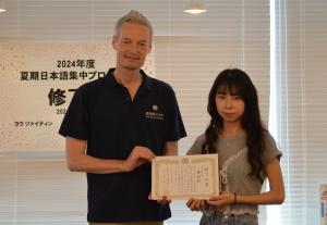 修了証書とともにシヨウさん