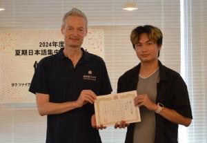 修了証書とともに洪さん