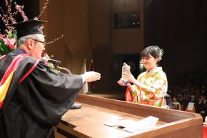 令和６年度卒業式・学位授与式 大学賞1 写真