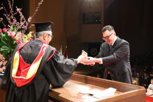 令和６年度卒業式・学位授与式 大学賞2 写真