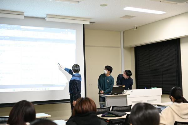 フィードバックを受けている様子