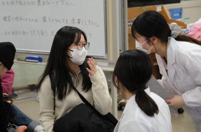 看護学部生と話す留学生