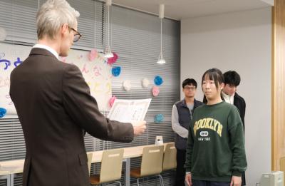 林さん修了証書授与