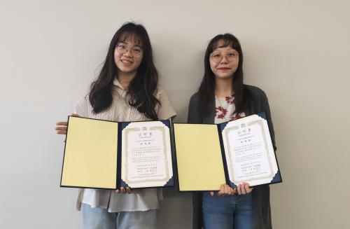 証書を持った二人