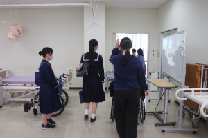 (3)学内見学ツアーの様子②