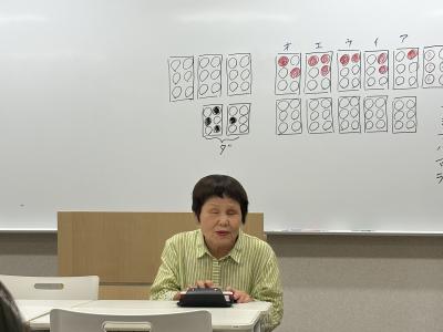 視覚障害者の生活について説明する畠山俊惠さん