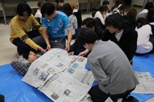 新聞紙ベッド体験