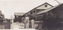 Main gate of the old school building (current Eikokuji Campus)