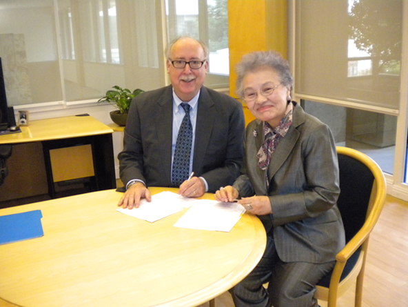 Photograph of the signing of the exchange agreement