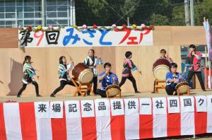 太鼓部による迫力ある演舞