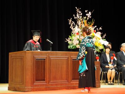 代表学生　卒業証書授与