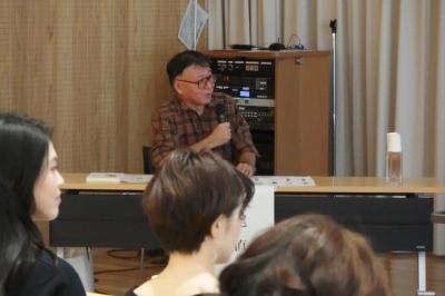 土佐のハチキンについて熱く語る橋尾教授