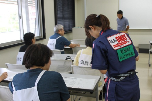 高知医療センターDMAT隊員による傷病者の仕込みを受ける学生・教職員