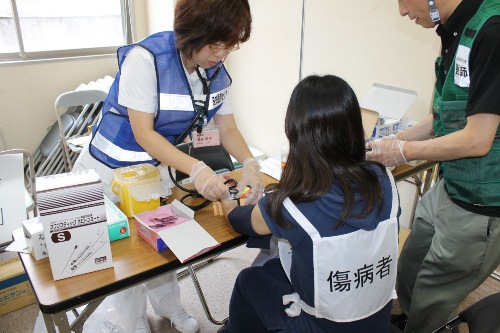 軽症者診療は医療センターから派遣された医療チームと県立大学教員が協働で行った