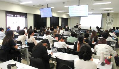 卒業生を迎えて