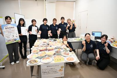健康栄養学部の学生ボランティアたち