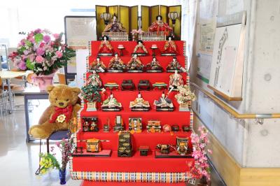 看護学部棟に飾られたひな人形